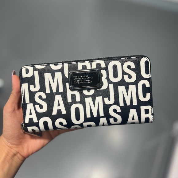 Marc Jacobs Handbags - NWT Marc Jacobs continental wallet
